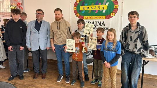 Szachowy weekend pełen sukcesów. Młodzi szachiści z SP2 Złotów zachwycają formą, seniorzy blisko awansu