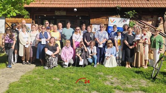 „Sztuka Ciebie szuka” — wyjątkowy wernisaż młodych talentów w Zagrodzie Krajeńskiej