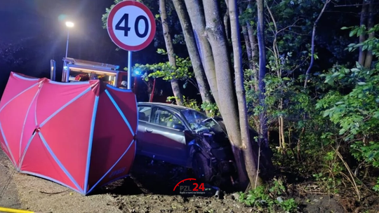 Tragiczny poranek pod Łobżenicą. Audi uderzyło w drzewo, zginęła 27-letnia kobieta