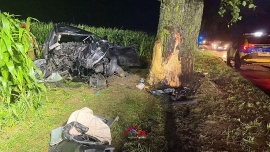 Tragiczny wypadek na trasie Tłukomy – Wiktorówko. Nie żyje 24-letni kierowca