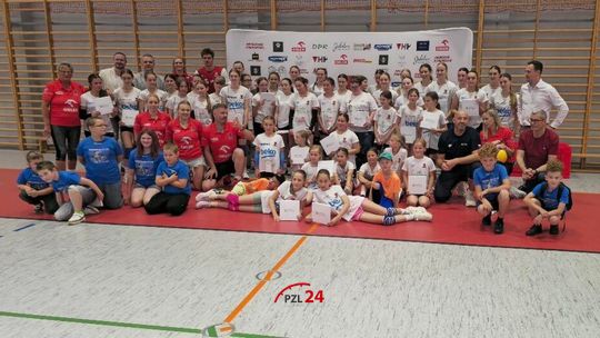 Trening z mistrzami w Złotowie. Siatkarskie gwiazdy spotkały się z młodymi zawodniczkami SPS Sparta Złotów