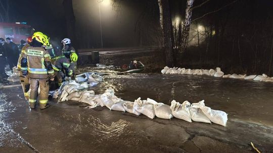 Ulica Roosevelta pod wodą. Wielogodzinna akcja strażaków w Jastrowiu