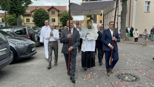 Uroczysta procesja Bożego Ciała w Złotowie – wspólnota w modlitwie i jedności