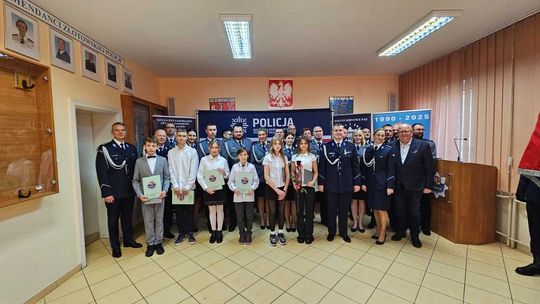 Uroczysta zbiórka w KPP Złotów. Awanse, nagrody i medale dla policjantów oraz stypendia dla najzdolniejszych uczniów