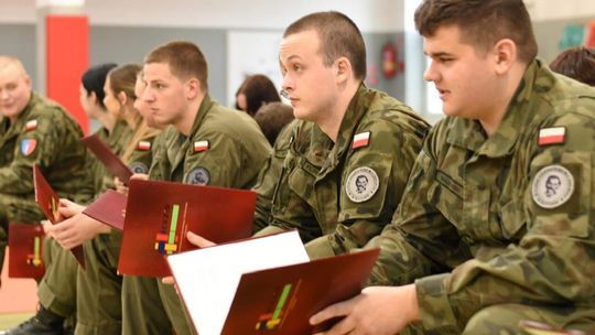 Uroczysty apel z okazji Święta Niepodległości i ślubowanie uczniów klas pierwszych w złotowskim CKZiU