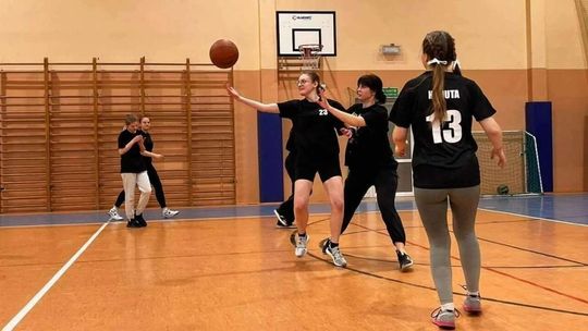 W złotowskim Ekonomie. Międzyklasowy Turniej Koszykówki – było gorąco