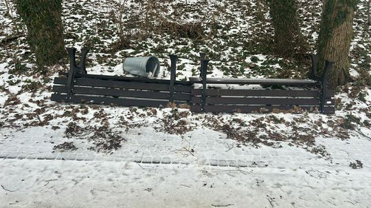 Wandalizm na złotowskiej promenadzie. Zniszczone ławki i kosze na śmieci