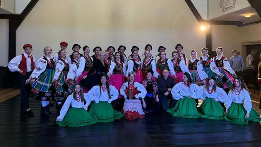 Wieczór pełen barw, emocji i ludowej energii – niezapomniane spotkanie z „Rzgowianami” w Domu Polskim w Zakrzewie Wieczór pełen barw, emocji i ludowej energii – niezapomniane spotkanie z „Rzgowianami” w Domu Polskim w Zakrzewie