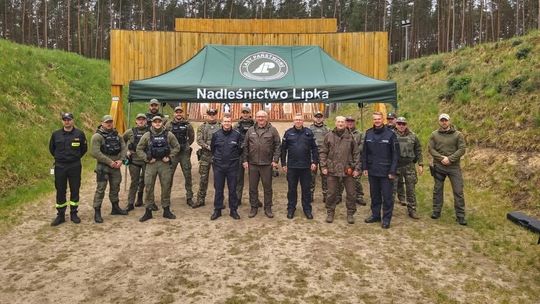 Wspólne manewry na strzelnicy Nadleśnictwa Lipka. Leśnicy i policjanci doskonalili umiejętności strzeleckie