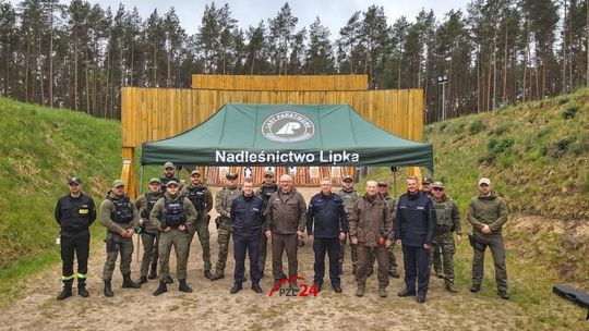 Wspólne manewry na strzelnicy Nadleśnictwa Lipka. Leśnicy i policjanci doskonalili umiejętności strzeleckie