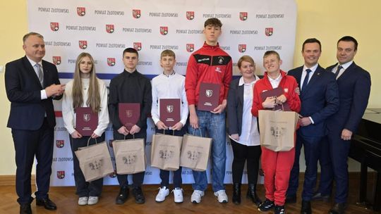 Wybitni sportowcy uhonorowani podczas sesji Rady Powiatu Złotowskiego