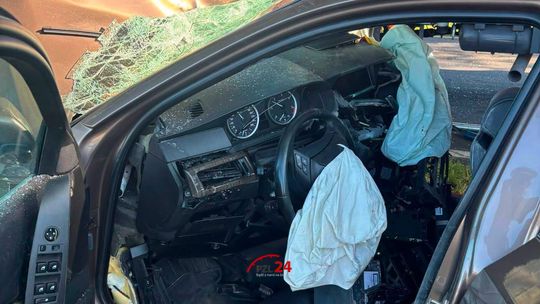 Wypadek na trasie Złotów – Śmiardowo Złotowskie. BMW uderzyło w drzewo