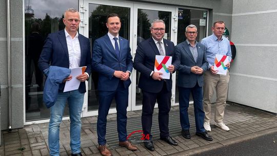 Zalesie zyska nową szatnię, Tarnówka wsparcie dla ochrony zwierząt. Podpisano umowy