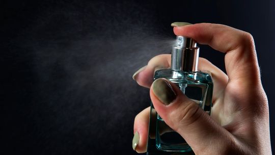 Zamienniki perfum – sposób na ulubiony zapach bez wydawania fortuny?