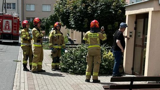 Zaniepokojony syn wezwał pomoc – interwencja służb w jednym z mieszkań w Złotowie