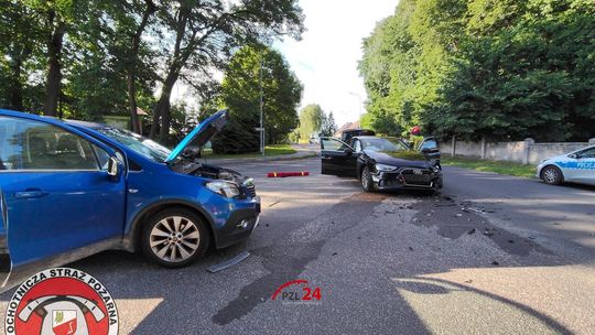 Zderzenie dwóch samochodów w Radawnicy. Trzy osoby trafiły do szpitala
