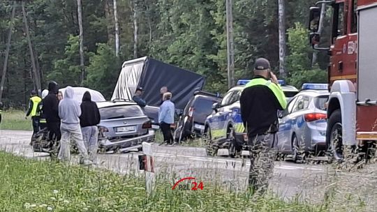 Zderzenie trzech pojazdów. Poszkodowany 22- letni kierowca BMW