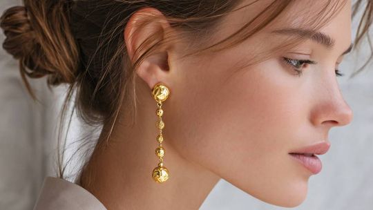 Złote kolczyki wiszące – komu pasują i jakie wybrać?