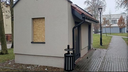 Złotów: Policjanci zatrzymali sprawcę uszkodzenia okna w toalecie miejskiej. 39-latek odpracuje szkody