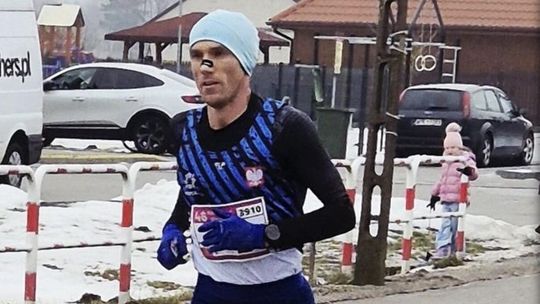 Złotowscy policjanci z mocnym otwarciem sezonu. Świetne biegi w 46. Półmaratonie Wiązowski