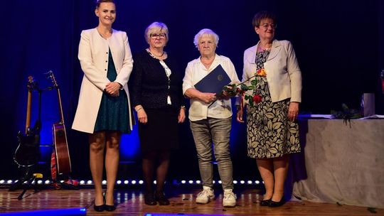 Złoty Jubileusz i radość wspólnego świętowania – III Gala Seniorów w Jastrowiu Złoty Jubileusz i radość wspólnego świętowania – III Gala Seniorów w Jastrowiu