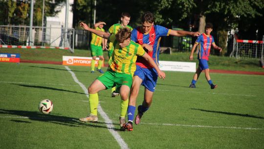 Mirosław Szczepanik prowadzi Hydropex Sparta II Złotów do zwycięstwa 3:1 z Tarnovią II Tarnówka – hattrick, który umacnia pozycję w tabeli!