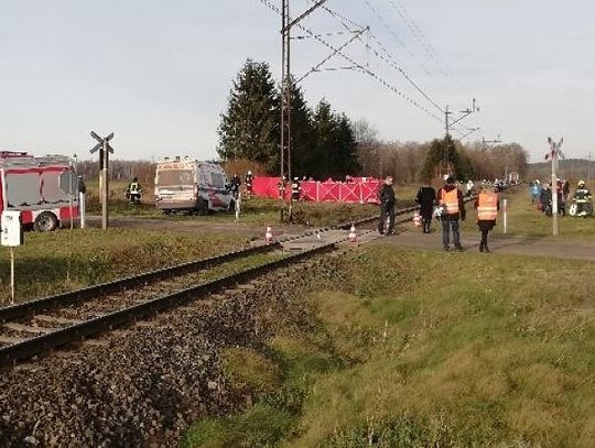 Pociąg zderzył się z autem, dwie osoby zginęły