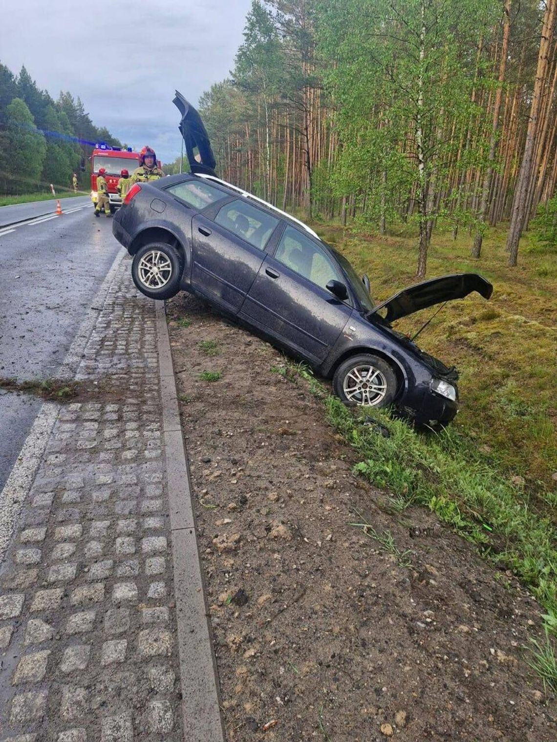 17-latek bez prawa jazdy wjechał do rowu
