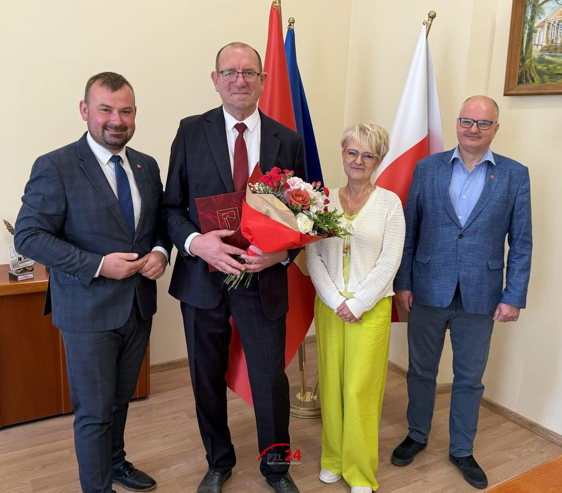 45 lat pracy i zaangażowania w edukację. Burmistrz Krajenki pogratulował dyrektorowi szkoły