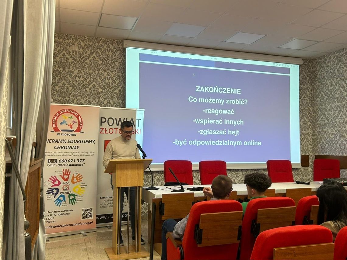 Spotkanie dotyczące hejtu i przemocy rówieśniczej w CKZiU w Złotowie Spotkanie dotyczące hejtu i przemocy rówieśniczej w CKZiU w Złotowie
