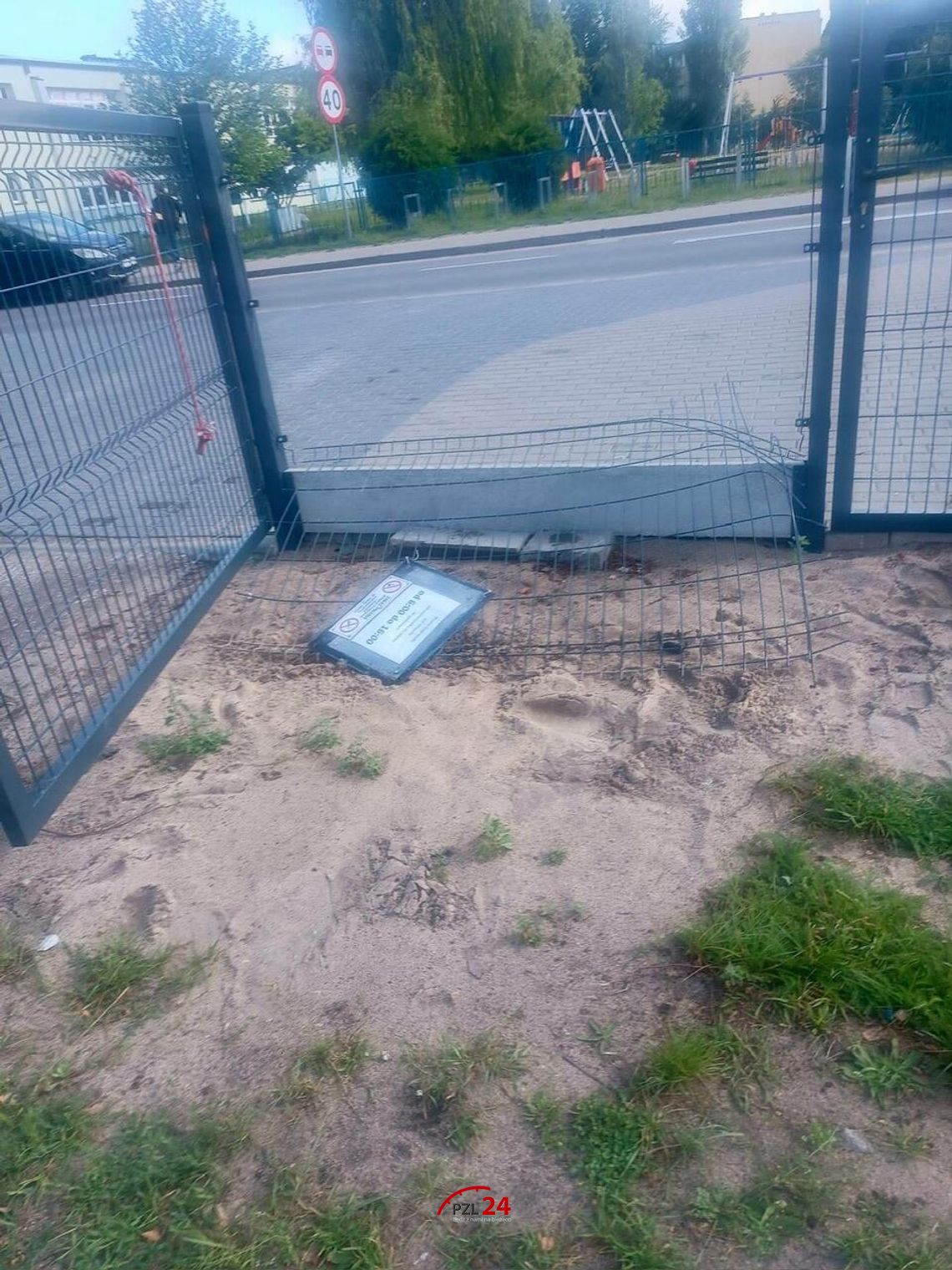 Akt wandalizmu na targowisku miejskim w Jastrowiu. Nowo postawiony płot został zniszczony Akt wandalizmu na targowisku miejskim w Jastrowiu. Nowo postawiony płot został zniszczony