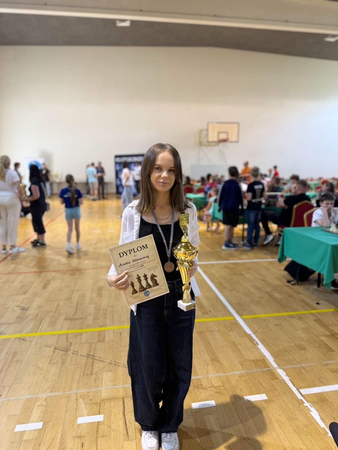 Amelia Witkowska na podium szachowych Mistrzostw Wielkopolski Juniorów