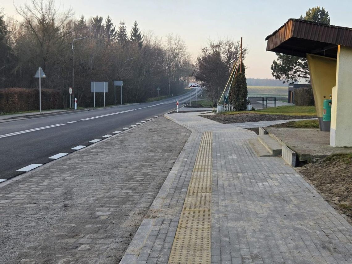 Bezpieczniej w Nowinach. Nowy chodnik i zatoka autobusowa przy DW 189 już gotowe