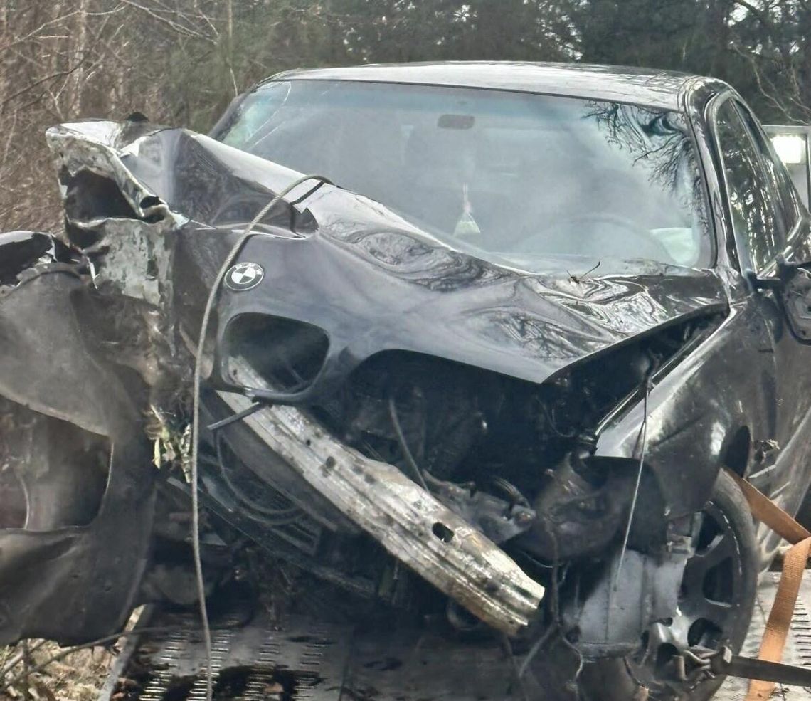 BMW rozbite na drzewie. 25-latek zakończył jazdę poza jezdnią BMW rozbite na drzewie. 25-latek zakończył jazdę poza jezdnią