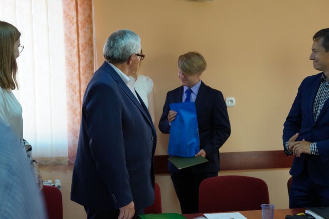 Burmistrz wyróżnił ucznia szkoły podstawowej w Sypniewie