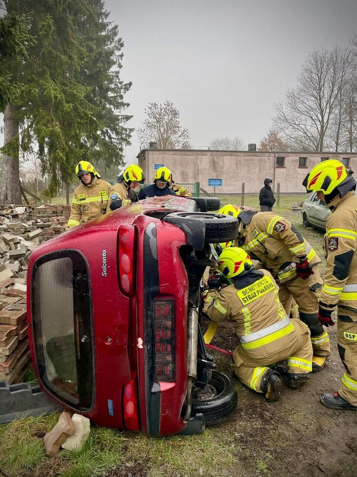 Ćwiczenia zgrywające służb ratowniczych w Strzeczonie. OSP Zakrzewo w akcji
