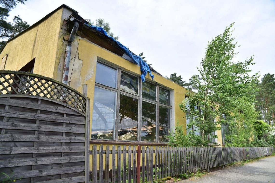 Częściowe zawalenie dawnego budynku przy plaży miejskiej w Jastrowiu. Teren zabezpieczony przez strażaków