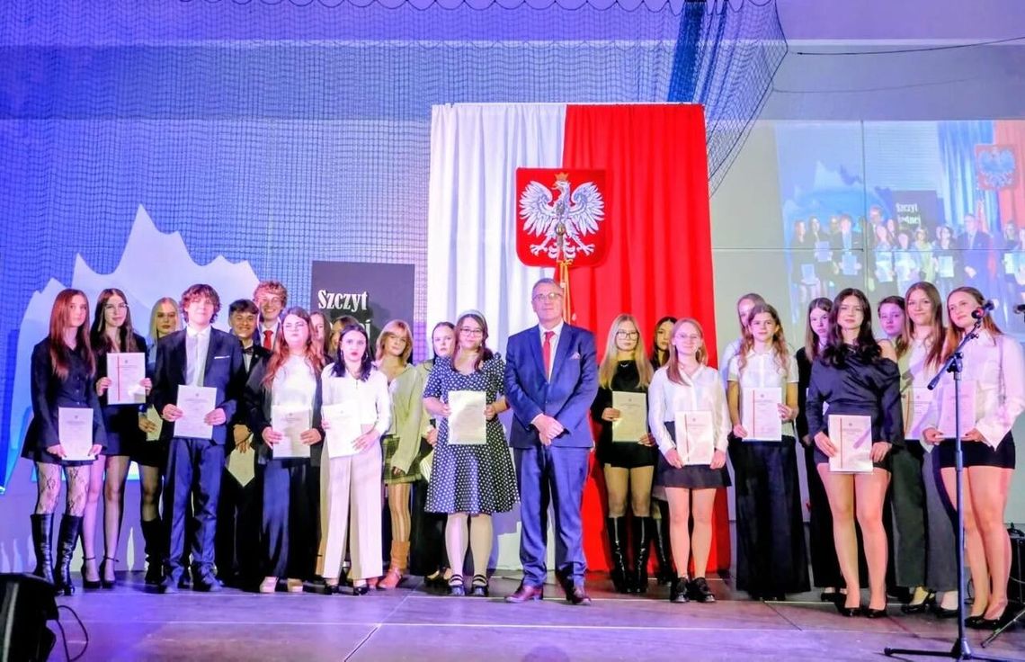 Cztery lata, setki wspomnień i jeden finał. Absolwenci I LO w Złotowie odebrali świadectwa