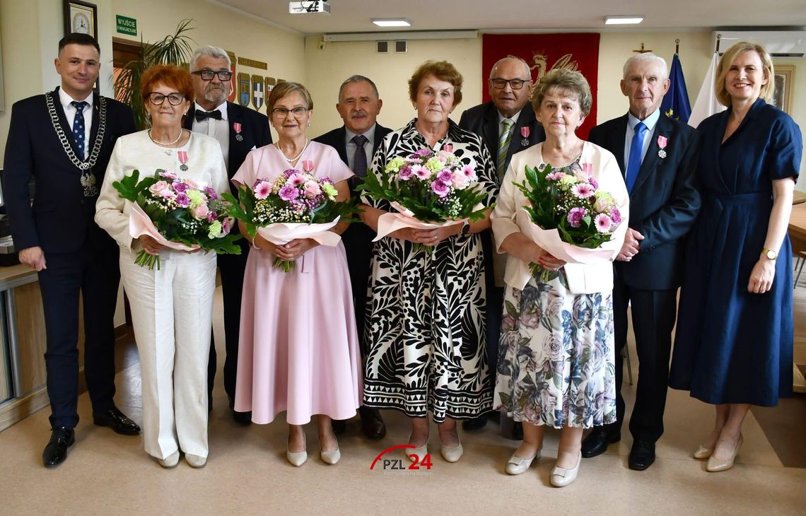 Cztery pary z gminy Zakrzewo odznaczone Medalami za Długoletnie Pożycie Małżeńskie Cztery pary z gminy Zakrzewo odznaczone Medalami za Długoletnie Pożycie Małżeńskie