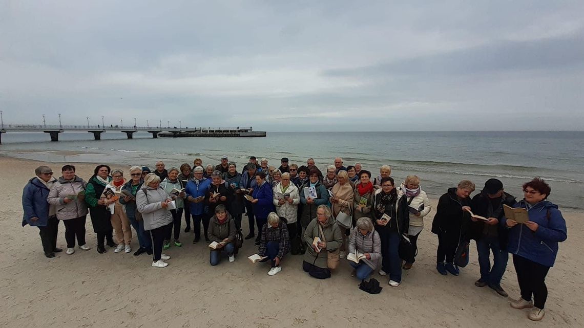 Czytanie na plaży z Krajeńską Akademią Seniora