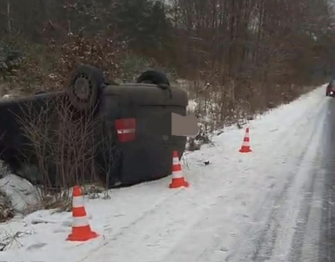 Dachowanie na trasie Czajcze – Buntowo. Trudne warunki na drodze Dachowanie na trasie Czajcze – Buntowo. Trudne warunki na drodze