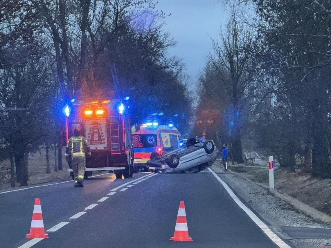 Dachowanie po błędzie młodego kierowcy. Groźna kolizja na DW188 w Barankowie