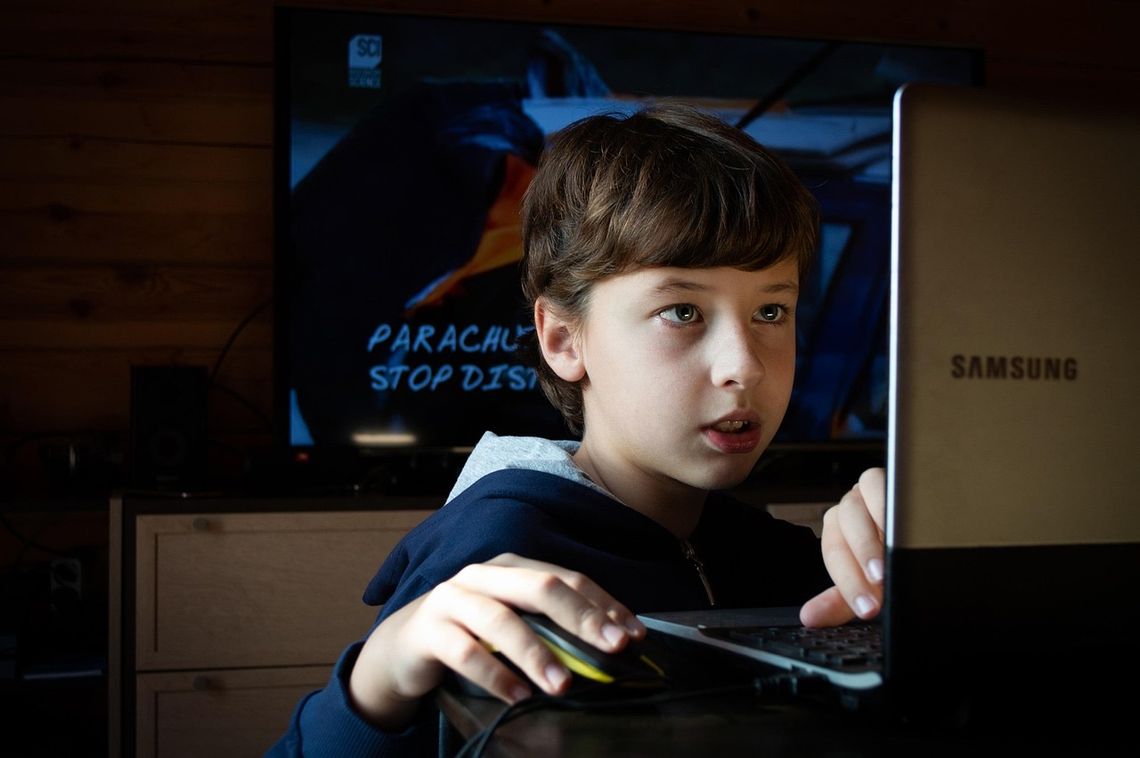 Dostęp do szkodliwych treści w internecie jest dla dzieci zbyt prosty. Trwają prace nad jego ograniczeniem