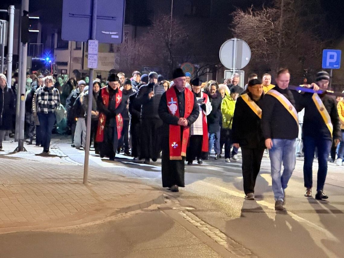 Droga Krzyżowa ulicami Złotowa. Wspólna modlitwa i chwila zadumy mieszkańców