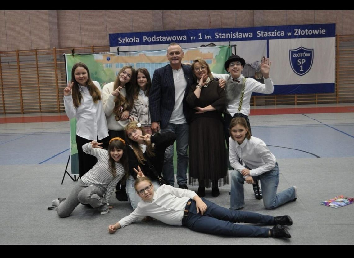 Dzień Edukacji Narodowej w Szkole Podstawowej nr 1 w Złotowie – wdzięczność, radość i artystyczne emocje Dzień Edukacji Narodowej w Szkole Podstawowej nr 1 w Złotowie – wdzięczność, radość i artystyczne emocje