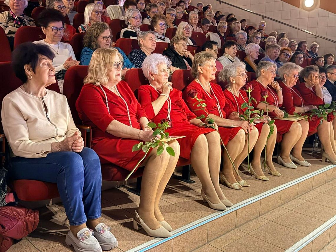 Dzień Kobiet wśród złotowskich seniorów. Były życzenia, muzyka i wspólne świętowanie