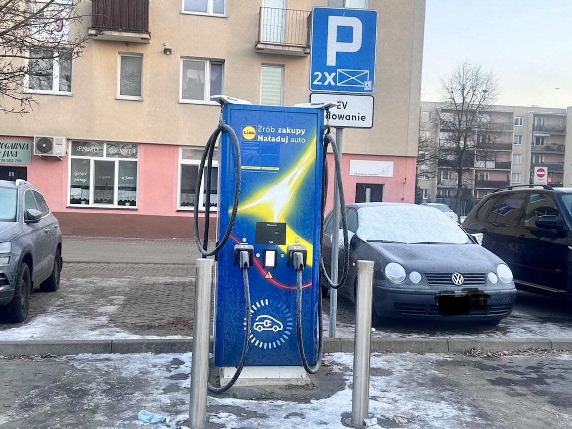 Elektrycznie pod Lidlem. Nowa ładowarka w Złotowie już działa Elektrycznie pod Lidlem. Nowa ładowarka w Złotowie już działa