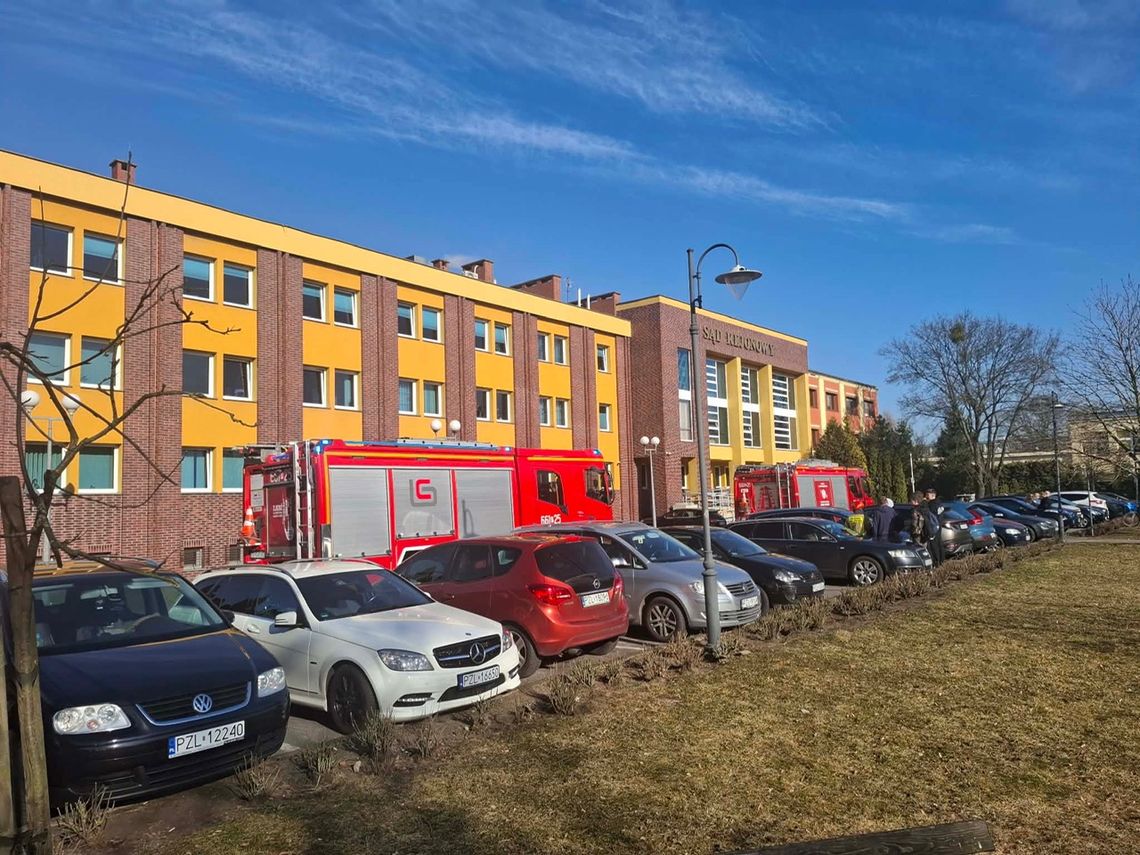 Ewakuacja pracowników budynku złotowskiego sądu