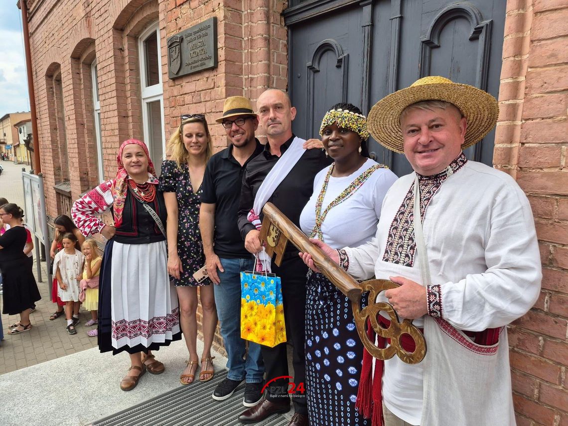 Folklor z całego świata zawitał do Okonka. Miasto tętniło muzyką, tańcem i kolorami Folklor z całego świata zawitał do Okonka. Miasto tętniło muzyką, tańcem i kolorami