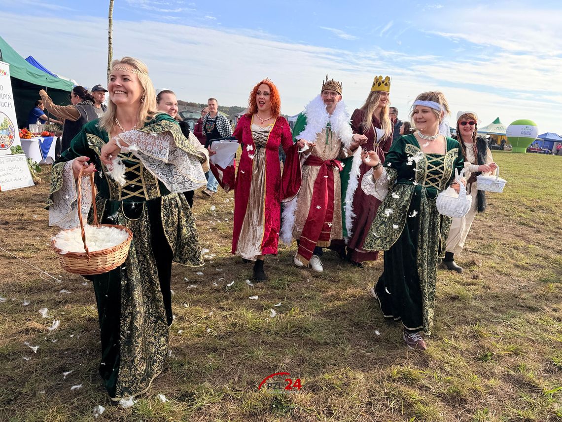 Gęsina, muzyka i wielkie darcie pierza. Gęsiada w Stołuńsku już się rozpoczęła Gęsina, muzyka i wielkie darcie pierza. Gęsiada w Stołuńsku już się rozpoczęła